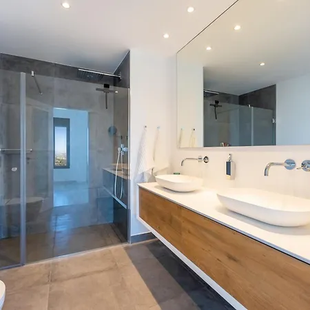 Modern Marbella Villa, Pool, Ocean & Mountain View La Mairena